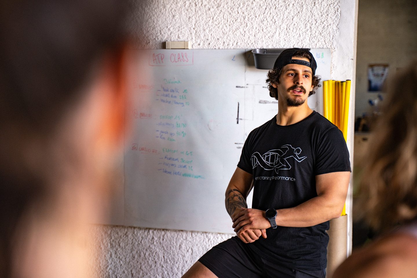 Coach ATP présentant la séance d'entraînement